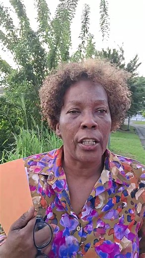 LES ZONES HUMIDES (YO PA LA POU AYIN ) -Elles stockent beaucoup plus de carbone qu’une forêt Les tourbières et mangroves stockent jusqu’à 2 à 5 fois plus de carbone par hectare qu’une forêt. Moins de CO₂ dans l’atmosphère = meilleur équilibre oxygène / carbone à long terme. -Elles jouent un rôle clé dans le cycle de l’oxygène de l’eau -Elles régulent les gaz à effet de serre -Elles soutiennent les forêts et les sols voisins........ une destruction programmée, une loi bafouée, un combat citoyen!!