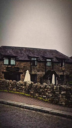 📍 Jamaica Inn, Bodmin Moor – A Place of Legend & Lore Tucked away on the windswept wilds of Bodmin Moor, the Jamaica Inn has stood since 1750, once a vital refuge for travellers and now one of Cornwall’s most legendary landmarks. 📖 Made famous by Daphne du Maurier’s gripping novel Jamaica Inn, this historic coaching inn is steeped in tales of smugglers, ghostly whispers, and windswept mystery. Today, you can stay overnight, explore the smuggling museum, enjoy a drink by the fire, or take part