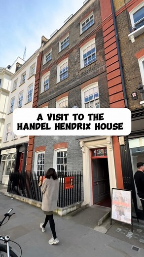 In Mayfair there is a museum born from a remarkable historical coincidence: the Handel Hendrix House 🎶 George Frideric Handel lived at number 25 Brook Street from 1723-1759 and Jimi Hendrix, just under 250 years later lived at number 23 Brook Street from July 1968-1969. The museum is open from Wednesday-Sunday 10am-5pm and is well worth a visit. I have written a full blog post on its history, there is a link in my bio to read that. #london #londonhistory #livinglondonhistory #londontravel #mayf