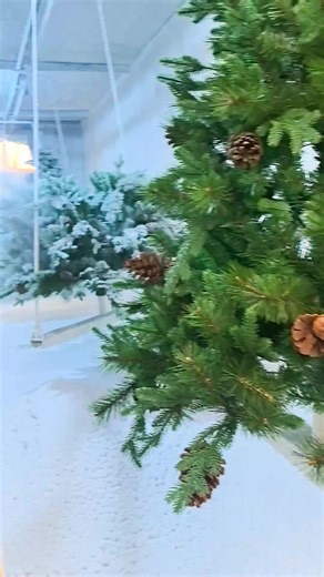 How to Spray Snow on Your Christmas Tree