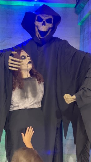 Este niño no le teme ni al mismísimo demonio del Halloween 😭🎃 Y yo que grito hasta cuando se mueve un globo de decoración… ¿A quién más le pasa? 😂 #halloween2025 #humor #lyndacrystaldecor #decoracionhalloween | Lynda Crystal Decorations