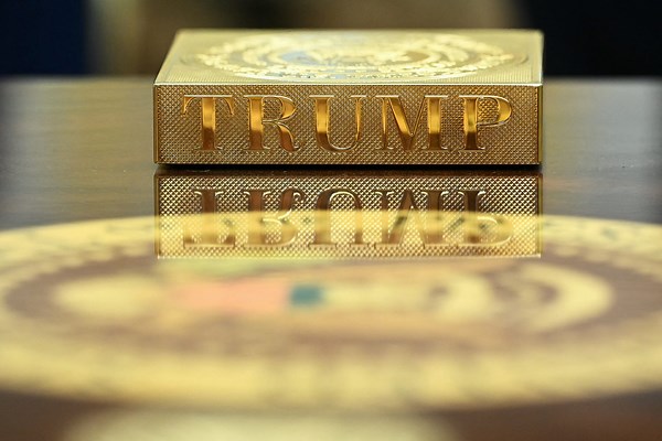 Oval Office revamp: Trump's decorates with gold and glitz