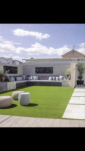 〈商品の使用事例紹介〉 造作のガーデンベンチ。壁面には「デザインパネルⅡ」を設置しおしゃれな空間を演出。「リベリックシートパッド」は水が抜けやすく乾きやすい構造となっています。「マルストレ屋外クッション」は原着アクリル100％の生地を使用しており撥水性に優れています。日中は青空の下で。夜はやわらかな光に包まれた幻想的な雰囲気の中で、家族や友人と充実した時間が過ごせるお庭となっています！ ※「リベリックシートパッド」は防水仕様ではありません。 ※「マルストレ屋外クッション」は防水仕様ではありません。雨天時には屋内へ収納してください。 ※弊社は庭・外構製品の企画開発を行うメーカーです。設計やデザイン・施工・直接の販売は行っておりません。施工やご購入についてはお近くの工務店様にご相談ください。 ※商品の価格変動や特注製品の場合があるため、金額に関するご質問にはお答えできない場合がございます。