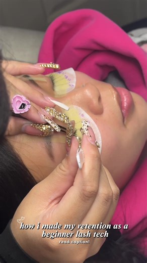 Let’s be real… we’ve all struggled with retention at some point 🫶🏽 especially as a beginner lash tech. It doesn’t mean you’re bad—it means you’re learning ✨ Here are retention tips that truly made a difference for me: • Always start with clean lashes (shampoo rinse dry completely) • Use a bonder or primer correctly—not too much, not too little • Isolation matters more than speed ! take your time • Attach lashes base to base, no floating or sticking to skin • Use the right amount of adhesive (t