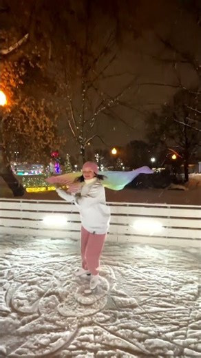 Silk Fans + Skates ☃️Double fun! Would you try?