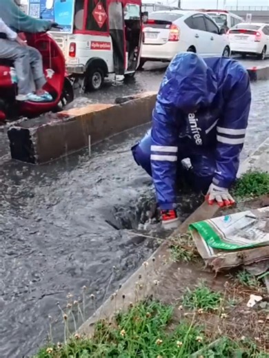 Unclog Street Drains: Collect Trash After Rain