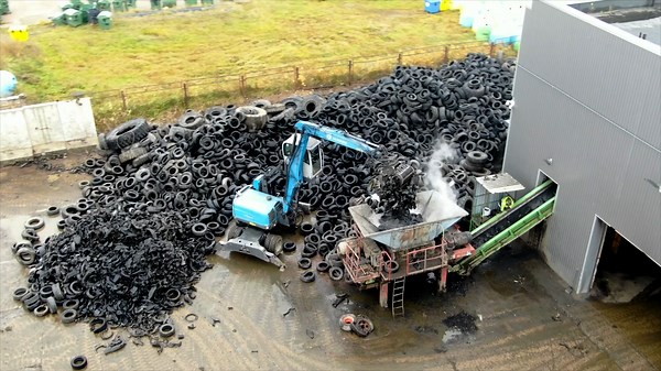 This girl is a recycling genius! ♻️ A versatile piece of furniture made from completely recycled materials!💚