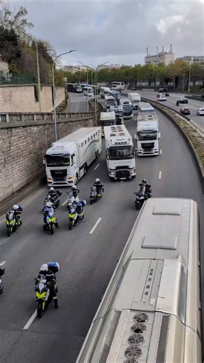 Opération escargot des chauffeurs routiers sur le périphérique à Paris pour protester contre la hausse des prix des carburants.