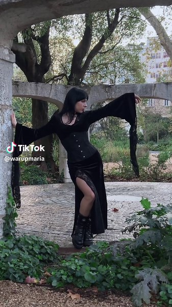 Vampire Fashion: Embrace the Goth Look 🖤