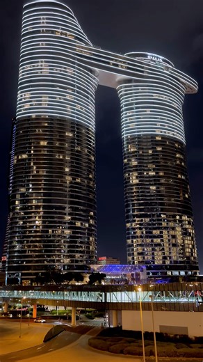 Sky View Observatory: Dubai’s Panoramic Gem 🌇”🇦🇪🇵🇰