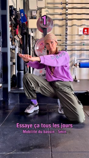 Lily Nanda 🥷🏻 Kalari & Mouvement on Instagram: "4 exercices de mobilité et de force pour réveiller ton bassin, libérer tes hanches et travailler ta stabilité et ta souplesse. Aucun matériel nécessaire, juste ton corps, ta respiration et quelques minutes pour toi. 🎯 Objectif : un corps plus mobile, plus fort, et des hanches fluides sans douleur. Essaie cette mini-routine et sens la différence dans ton bassin dès aujourd’hui et chaque jour un peu plus. Idéal en complément de ton sport ou d’un a