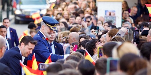 Felipe VI recibe el calor de Palos en su primera visita como Rey de España