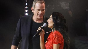 Garou - Cóż to za uroczy człowiek ❤️ Serdeczny, miły i ten niepowtarzalny głos‼ Cieszę się, że mogłam z nim zaśpiewać. Mój francuski pozostaje daleki od ideału 😄, ale pocieszam się myślą, że dla francuza polski jest równie trudny jak dla mnie francuski. Mam nadzieję, że duet Wam się podoba. Życzę Wam miłego francuskiego wieczoru z lampką wina w ręce 🙂🍷 | Justyna Steczkowska