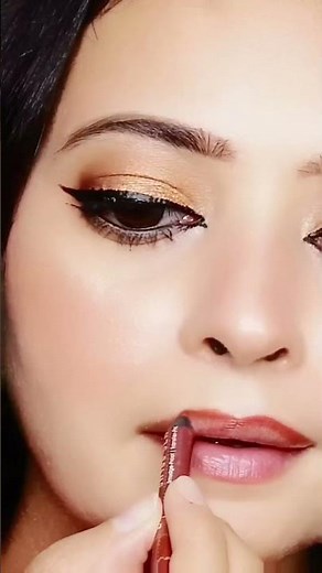Lipstick Tutorial: Get Clean Lines and Full Lips Every Time! #LipstickTutorialEasy #makeuptips
