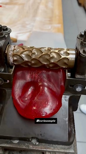 200 Saal Purani Machine Se Banti Hai Ye Candy! 🍬⚙️ | Old Tech New Biz Idea #CandyMaking #OldMachine #SatisfyingProcess #BusinessIdea #WatchTillEnd #ReelIt #fblifestyle | Curious Explorations Hindi