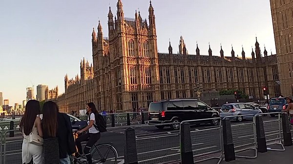 2K views · 382 reactions | Ici c'est oxford circus London | Papitou Humoriste | Facebook