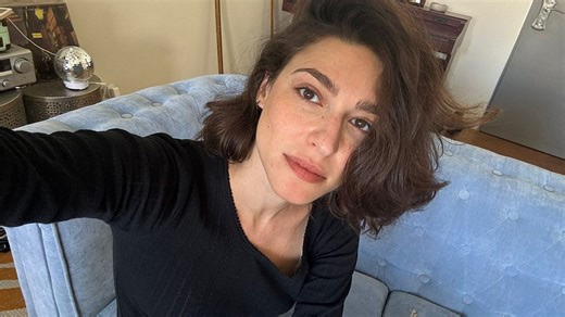 הכיכר עם הנוף לים והכיכר שמפריכה את הבולשיט. העיר של רעות ענבר