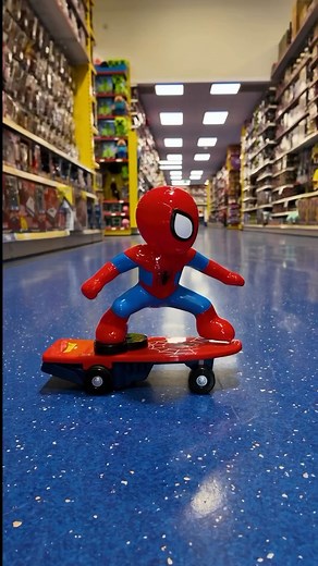 Wer kommt denn da? Richtig gesehen: Spider-Man auf seinem coolen Skateboard! 😎 Übernehmt die Steuerung und schickt den Marvel Superhelden auf eine actionreiche Fahrt. DE: bit.ly/Spider-Man-Skateboard AT: bit.ly/AT-Spider-Man-Skateboard CH: bit.ly/CH-Spider-Man-Skateboard | Smyths Toys Superstores DACH
