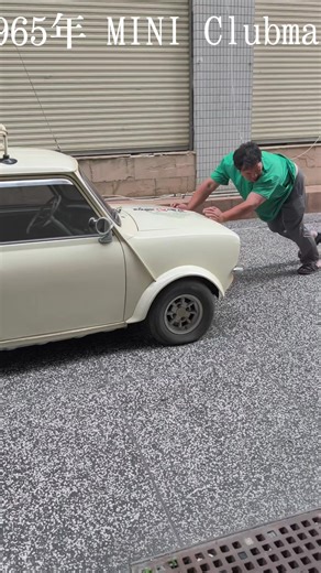 Clubman 三代同堂深度介紹 對開式尾門皆是共同的一大特色，這款車型也可說是如今Countryman與Clubman的開山始祖，當時也曾受到50年代美國流行的木框裝飾風格影響，推出外觀具有木條裝飾框架的豪華版本車型。到1969年停產為止，Austin Mini Countryman共生產約十萬八千輛， 至於Clubman車款，則是1969年時，Mini請來曾任職於福特汽車設計部門的Roy Haynes來重新設計先前的Countryman車款，並取名為Mini Clubman，配備與售價均向上提升，但也擁有比原本車型更好的質感與舒適性。另外，Mini也為當年的Clubman推出搭載排氣量1.275升的1275GT車型，在1969~1980年的十餘年銷售期間，Mini Clubman E1275GT車型也有十一萬輛左右的不錯成績。