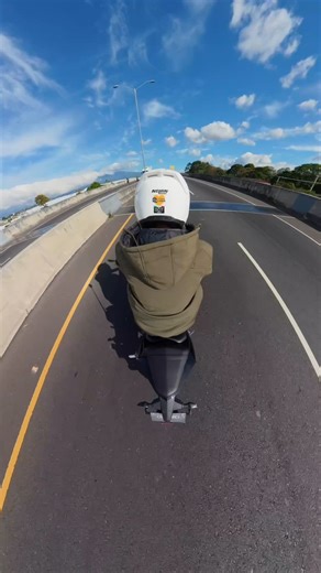 Ligera, ágil y con espíritu pistero. La Xtreet SS 250 está hecha para quienes buscan diseño deportivo y una conducción dinámica todos los días. 🏁🔥 Vení a conocerla: 📍La Uruca, 150 metros oeste de COSEVI. 📍Cartago, 75 m norte de la Corte. #XtreetSS250 #UM #Pistera #DiseñoDeportivo #AgilidadTotal #VidaSobreRuedas | UM Motorcycles Costa Rica