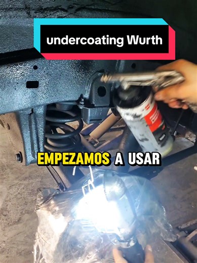 🔧 UNDERCOATING – PROTECCIÓN QUE NO SE VE, PERO SE SIENTE En DETCOM te mostramos cómo realizamos el undercoating, un proceso clave para proteger el chasis y las partes bajas de tu camioneta, esas que en cada aventura reciben barro, agua, piedras y corrosión. 🔍 Proceso detallado: ✔ Limpieza profunda del chasis ✔ Preparación de superficies ✔ Aplicación uniforme de protector de bajos WÜRTH – origen alemán ✔ Sellado contra humedad, óxido y abrasión Si eres de los que disfruta la aventura, rutas exi
