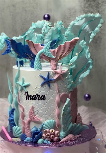 Elegir el chocolate correcto en clima cálido es clave para que tu torta luzca impecable hasta el último minuto. Si mi pastel va a estar en un lugar abierto como playa, parque o piscina, opto por un sucedáneo puro y firme, apto para altas temperaturas. Mi favorito en esta categoría es Almond Bark de Great Value, que me da estabilidad sin perder una buena apariencia, donde estoy la temperatura y humedad son bastante altas, expuesto pero siempre, bajo techo. En espacios cerrados como casas o salone