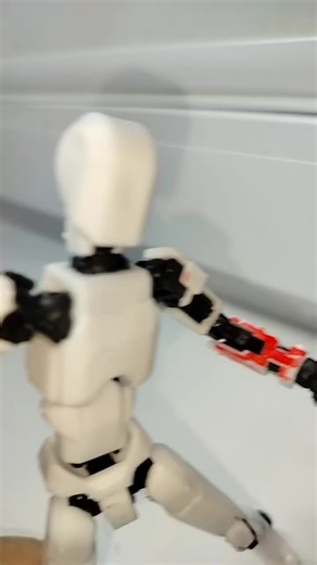 омнимен не выдержал такогоНеуязвимый» (англ. Invincible) — американский супергеройский мультсериал, основанный на одноимённой серии комиксов Роберта Киркмана, создателя «Ходячих мертвецов». kino.mail.ru ru.wikipedia.org* MirF.ru Премьера: первый сезон вышел 25 марта 2021 года на Amazon Prime Video. Второй сезон стартовал 3 ноября 2023 года, третий — 6 февраля 2025 года, планируется Сюжет Сериал вращается вокруг 17-летнего подростка Марка Грейсона, сына Омни-Мэна — местного Супермена. В день свое