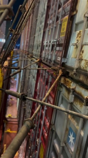 ZAMAVILLC | REELS | CONTAINERSHIP | IMPORT & EXPORT | PORTS 🌐🏗️🚢 on Instagram: "👷🏻 Did you know? ⁉️ Lashing is one of the most dangerous and physically demanding jobs in a port. Stevedores must carry these rods (which can weigh over 20 kg / 45 lbs) and tighten them quickly while massive cranes continue to move cargo overhead 🚢🏗️🎖️⚓ 🚢🏗️ Edit Vídeo @jonzam.23 👷🏻🎥 Credits DARIEL RODRIGUEZ 🎖️ To ensure that containers do not fall overboard during storms or due to the ship's motion, an