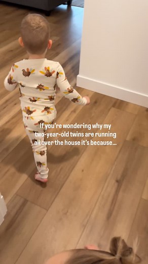 Oh no! The turkey can’t find his feathers! The easiest activity to get some wiggles out! 🦃🤍✨ #toddlerfun #toddleractivities #toddlerplayideas #twoyearold #toddlermomlife #thanksgiving2025 #turkey | Twoandtwinsak