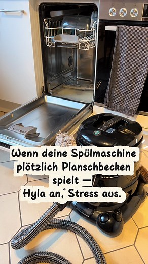 Wenn deine Spülmaschine plötzlich nicht mehr abpumpt und das Wasser einfach stehen bleibt – keine Panik! 💦👀 In diesem Reel zeige ich dir schnell & einfach, wie du das Problem selbst lösen kannst: 🔧 1. Sieb herausnehmen – Oft verstecken sich hier Essensreste, die den Abfluss blockieren. 🌀 2. Ablauf prüfen – Kontrolliere den kleinen Pumpenbereich unter dem Sieb. 💡 3.Alles reinigen, wieder einsetzen – und testen! So bekommst du deine Spülmaschine in wenigen Minuten wieder zum Laufen! 🙌 Speich