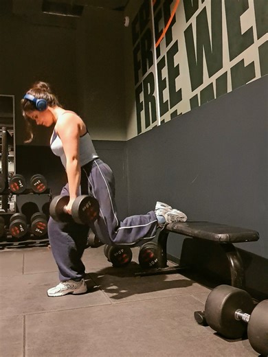 Duelo de sentadilla búlgara con mi novia @silvia_arcar @silviaarcar ✨❤️‍🩹 #gymcouple #gymtok #sentadilla #parati #couplegoals