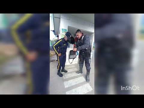 la forma correcta e incorrecta de revisar bolsos el vigilante