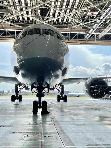 ANA Blue Hangar Tour 全日空の整備部門の見学ができるツアー。 新整備場からは徒歩又はお迎えのバスで移動。 受付を済ませたら、時間が来るまで展示場の自由見学。 ①お話会は約30分。ビデオと係の方の説明が聞けます。 ②ヘルメットを被って格納庫へ移動。格納庫内の飛行機は当日行ってからのお楽しみだそうで、この日は2機止まっておりB787を見ることが出来ました。係の方の説明を聞きながら60分の見学です。 お土産コーナーも充実していました。 撮影は可能で、動画は不可。全日空から掲載許可を受けた写真のみSNSに投稿出来ます。 ※ANA許可済み #ana #anabluehangartour #airplane #haned #hangar #boeing #boeing787 #全日空 #飛行機格納庫 #飛行機 #格納庫 #全日空見学ツアー