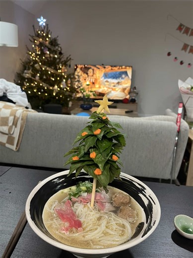 best Christmas Eve meal ♥️ nothing like a warm bowl of pho with a Thai basil Christmas tree to enjoy the holidays 🎄 inspiration from @bunny_cooking #vietnamese #pho #christmastree #couple #vietnamesefood