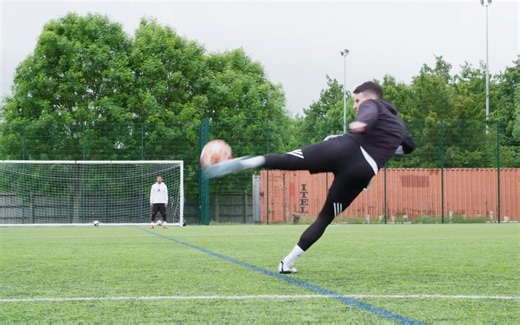 【F2足球】花式停球和凌空抽射的艺术，这球感真是没谁了 ！