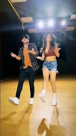 Bijlee Bijlee - Divya Agarwal Dance Video