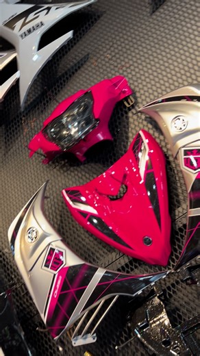 COMBO LC V4-7 CUSTOM SET TITAN PINK 💕✨ 1)COVER SET HLD RACING LC V4-7 PINK TITAN 2)INNER KILAT COMPLETE SET LC V4-7 3)SPORT RIM AJI RACING 4)FORK ESPADA CUTTING STANDER 5)MONOSHOCK RSB 6)CALIPER RSB P9 7)BALANCER MAGIC BOY 8)MASTERPUMP SUPERFLY 9)BRAKE HOSE RS8 60CM 10)SPOCKET GUID 11)SPOCKET HUB 12)LEVER JELLY 13)HEADLAMP ZHI.PAT ORIGINAL 14)DISC SUPERFLY 15)DISC BRACKET 16)DISC SKRU . RM 3075 SIAP POST✅✨ . #fyp #y16zr #y15zr #lc135 #lcv1 #suriagarage