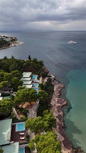Bojan Stanić on Instagram: "From above, the Athenian Riviera unfolds in quiet perfection. Private villas carved into the coastline, turquoise coves framed by pine trees, and the Aegean stretching endlessly toward the horizon. @fsathens where architecture, nature, and light exist in effortless balance Videographer @bs.photographia"