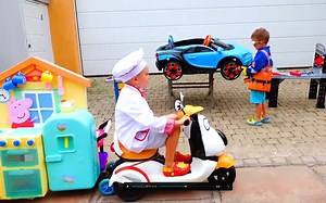 弗拉德（Vlad）和尼基（Niki）玩儿童手办游戏