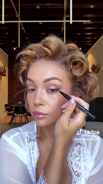 Glazed Cherry Lips: Chic Autumn Makeup Tutorial