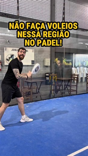 Eduardo Friedrich | Padel Inteligente on Instagram: "Esse, infelizmente, é um dos 𝐩𝐢𝐨𝐫𝐞𝐬 lugares da quadra quando você 𝐧𝐚̃𝐨 entende o momento certo de fazer um 𝐯𝐨𝐥𝐞𝐢𝐨 no fundo no 𝐏𝐀𝐃𝐄𝐋. Muita gente tenta acelerar ali sem necessidade e acaba 𝐞𝐧𝐭𝐫𝐞𝐠𝐚𝐧𝐝𝐨 o ponto ou criando 𝐨𝐩𝐨𝐫𝐭𝐮𝐧𝐢𝐝𝐚𝐝𝐞𝐬 para o adversário de forma totalmente equivocada. Entenda o 𝐭𝐞𝐦𝐩𝐨 certo antes de atacar. 👉 Quer aprender a jogar 𝐏𝐀𝐃𝐄𝐋 de forma 𝐢𝐧𝐭𝐞𝐥𝐢𝐠𝐞𝐧𝐭𝐞? Comece a 