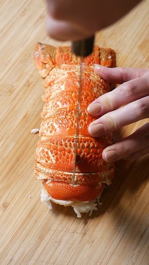 25M views · 400K reactions | Lobster roll. If you're a Melbourne girl like me, you will notice that I have recreated the famous Supernomal lobster roll. - 1 tbsp kewpie mayo - squeeze of lemon juice - splash white wine vinegar - 1/2 tsp mustard powder - salt and pepper to taste - 1 tbsp olive oil - 1 lobster tail - spring onions finely diced - shallots finely diced - caviar - briochie buns | Daen’s Kitchen | Facebook