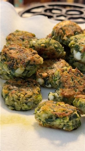 Kolokithokeftedes is Greek for zucchini fritters! 🇬🇷