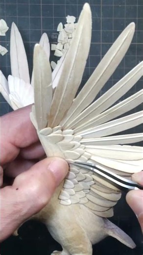 イヌワシ木彫り｜翼表裏を組み上げる工程② #shorts #woodcarving #イヌワシ
