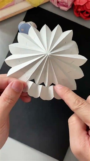 A mini handmade umbrella that opens and closes—it’s easy to learn! Try making it with your