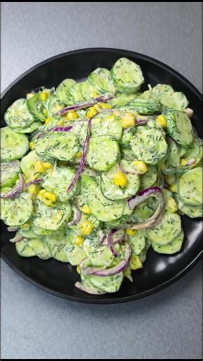 Frischer Gurkensalat 🥒✨ Knackig, leicht und einfach perfekt als Beilage oder Snack! Schnell gemacht und mega erfrischend 🤤💚 Wer liebt Gurkensalat auch so? 😍 #Gurkensalat #FrischerSalat #SalatRezept #SommerRezept #HealthyFood