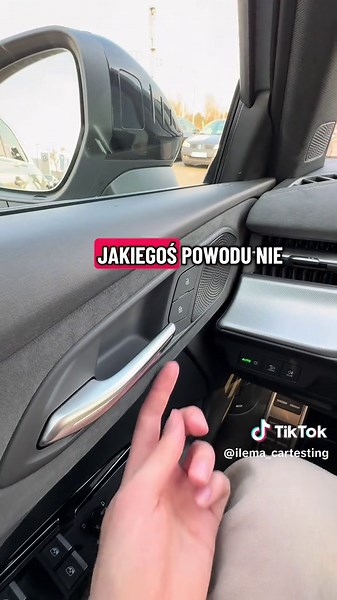 Spadek z Q8 do Q3 niestety boli, nie chodzi tu jednak o klasę auta, a o nowe wzornictwo i rozwiązania. Podczas gdy na plus zaliczyc można technologię, reflektory i działanie komputera pokładowego, podstawowe detale wykonano znacznie gorzej niż w poprzedniej „Q trójce”. #aud #suv #audiq3 #audiq5 #cars