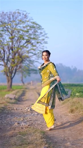 Are hara dupatta lambi choti,Suit panjabi guch lagge! @MasoomSharma @zenakawrofficial