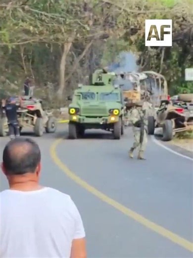 Ciudadanía y Ejército limpian carretera El Tuito–Puerto Vallarta tras bloqueos e incendios