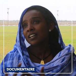Tchadinfos.com lance sa nouvelle rubrique documentaire : des courtes vidéos qui mettent en valeur le parcours de Tchadiens et de Tchadiennes qui entreprennent, se battent au quotidien pour valoriser des traditions ou des produits locaux et font bouger les lignes. Pour son premier numéro, Tchadinfos a rencontré Salwa Petersen. Tchadienne d’origine, cette jeune entrepreneuse a modernisé le Chébé et créé sa marque éponyme. Sa crème de soin, inspiré d’un savoir-faire traditionnel et réputé pour fort